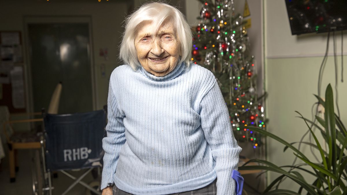 Smích je těžší než slzy, tvrdí 102letá válečná bojovnice a herečka